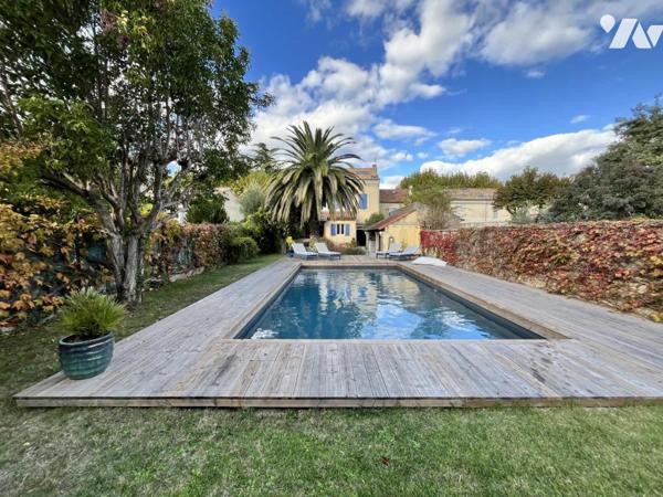 MAISON DE VILLE ENTIEREMENT RENOVÉE AVEC PISCINE