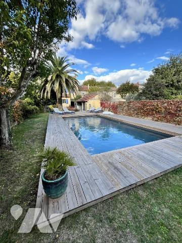 MAISON DE VILLE ENTIEREMENT RENOVÉE AVEC PISCINE