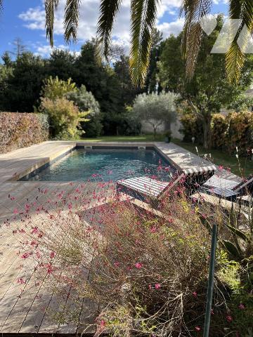 MAISON DE VILLE ENTIEREMENT RENOVÉE AVEC PISCINE