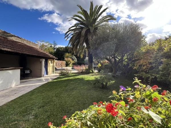 MAISON DE VILLE ENTIEREMENT RENOVÉE AVEC PISCINE