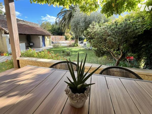 MAISON DE VILLE ENTIEREMENT RENOVÉE AVEC PISCINE