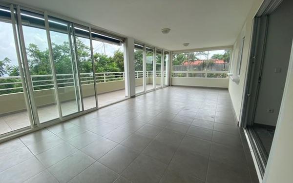 Appartement à louer    4 pièces • 126 m2 Fort-de-France