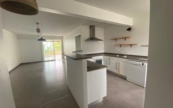 Appartement à louer    4 pièces • 126 m2 Fort-de-France