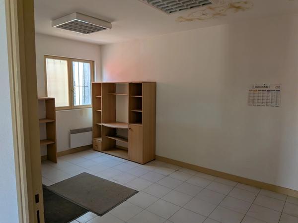 Entrepôt plus bureaux, 400 m² de surface couverte.