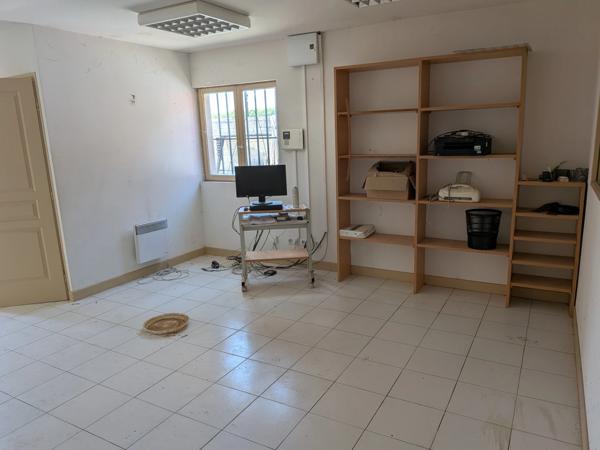 Entrepôt plus bureaux, 400 m² de surface couverte.