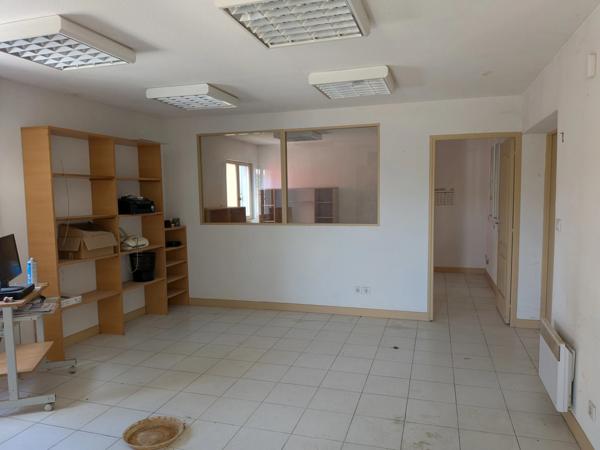 Entrepôt plus bureaux, 400 m² de surface couverte.