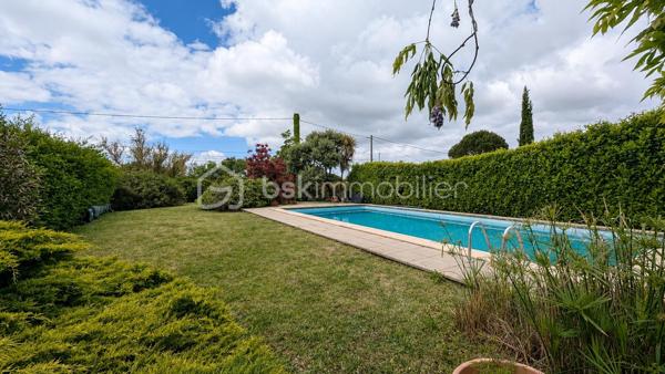 À quelques minutes d’Albi – Grande maison familiale avec piscine et jardin sans vis-à-vis

Vous cherchez de l’espace sans vous éloigner d’Albi ?

Située dans un environnement calme et recherché, cette maison familiale d’environ 168 m² offre un cadre de vie privilégié où chacun trouve sa place.

Dès l’entrée, vous découvrez des volumes agréables et une atmosphère chaleureuse. La pièce de vie lumineuse s’ouvre naturellement sur l’extérieur pour profiter pleinement des beaux jours.

La maison propose plusieurs espaces permettant de s’adapter à tous les projets de vie : grande famille, télétravail, espace indépendant pour adolescents, accueil des proches ou encore activité complémentaire.

Côté nuit, vous bénéficiez de plusieurs chambres confortables offrant fonctionnalité et intimité.

À l’extérieur, le terrain d’environ 2 000 m² constitue un véritable espace de respiration : jardin, piscine, moments en famille, repas entre amis… le tout sans vis-à-vis pour préserver votre tranquillité.

Les + :
✓ Environnement calme
✓ Proximité immédiate d’Albi
✓ Piscine
✓ Grand terrain
✓ Volumes généreux
✓ Maison idéale pour une famille ou un projet de vie évolutif

Une maison qui réunit espace, confort et qualité de vie dans un secteur recherché.

Contactez-moi pour découvrir tout son potentiel et organiser votre visite.