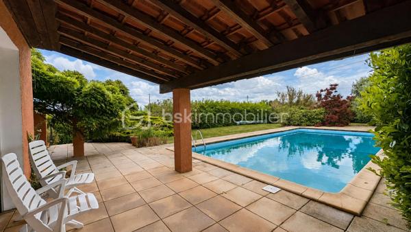 À quelques minutes d’Albi – Grande maison familiale avec piscine et jardin sans vis-à-vis

Vous cherchez de l’espace sans vous éloigner d’Albi ?

Située dans un environnement calme et recherché, cette maison familiale d’environ 168 m² offre un cadre de vie privilégié où chacun trouve sa place.

Dès l’entrée, vous découvrez des volumes agréables et une atmosphère chaleureuse. La pièce de vie lumineuse s’ouvre naturellement sur l’extérieur pour profiter pleinement des beaux jours.

La maison propose plusieurs espaces permettant de s’adapter à tous les projets de vie : grande famille, télétravail, espace indépendant pour adolescents, accueil des proches ou encore activité complémentaire.

Côté nuit, vous bénéficiez de plusieurs chambres confortables offrant fonctionnalité et intimité.

À l’extérieur, le terrain d’environ 2 000 m² constitue un véritable espace de respiration : jardin, piscine, moments en famille, repas entre amis… le tout sans vis-à-vis pour préserver votre tranquillité.

Les + :
✓ Environnement calme
✓ Proximité immédiate d’Albi
✓ Piscine
✓ Grand terrain
✓ Volumes généreux
✓ Maison idéale pour une famille ou un projet de vie évolutif

Une maison qui réunit espace, confort et qualité de vie dans un secteur recherché.

Contactez-moi pour découvrir tout son potentiel et organiser votre visite.