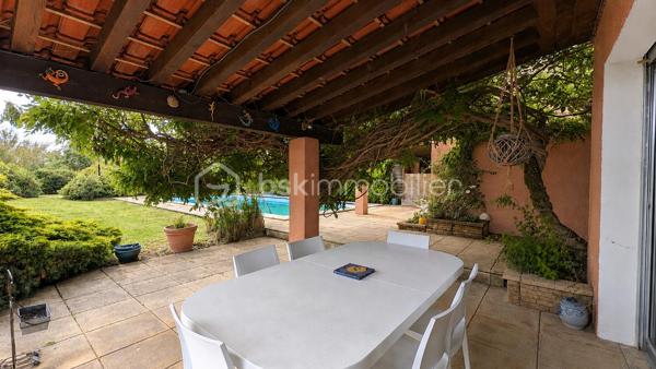 À quelques minutes d’Albi – Grande maison familiale avec piscine et jardin sans vis-à-vis

Vous cherchez de l’espace sans vous éloigner d’Albi ?

Située dans un environnement calme et recherché, cette maison familiale d’environ 168 m² offre un cadre de vie privilégié où chacun trouve sa place.

Dès l’entrée, vous découvrez des volumes agréables et une atmosphère chaleureuse. La pièce de vie lumineuse s’ouvre naturellement sur l’extérieur pour profiter pleinement des beaux jours.

La maison propose plusieurs espaces permettant de s’adapter à tous les projets de vie : grande famille, télétravail, espace indépendant pour adolescents, accueil des proches ou encore activité complémentaire.

Côté nuit, vous bénéficiez de plusieurs chambres confortables offrant fonctionnalité et intimité.

À l’extérieur, le terrain d’environ 2 000 m² constitue un véritable espace de respiration : jardin, piscine, moments en famille, repas entre amis… le tout sans vis-à-vis pour préserver votre tranquillité.

Les + :
✓ Environnement calme
✓ Proximité immédiate d’Albi
✓ Piscine
✓ Grand terrain
✓ Volumes généreux
✓ Maison idéale pour une famille ou un projet de vie évolutif

Une maison qui réunit espace, confort et qualité de vie dans un secteur recherché.

Contactez-moi pour découvrir tout son potentiel et organiser votre visite.