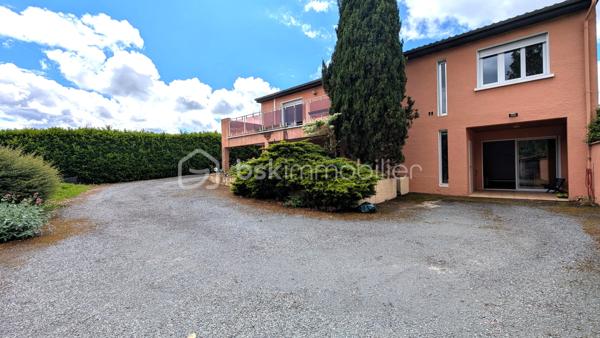 À quelques minutes d’Albi – Grande maison familiale avec piscine et jardin sans vis-à-vis

Vous cherchez de l’espace sans vous éloigner d’Albi ?

Située dans un environnement calme et recherché, cette maison familiale d’environ 168 m² offre un cadre de vie privilégié où chacun trouve sa place.

Dès l’entrée, vous découvrez des volumes agréables et une atmosphère chaleureuse. La pièce de vie lumineuse s’ouvre naturellement sur l’extérieur pour profiter pleinement des beaux jours.

La maison propose plusieurs espaces permettant de s’adapter à tous les projets de vie : grande famille, télétravail, espace indépendant pour adolescents, accueil des proches ou encore activité complémentaire.

Côté nuit, vous bénéficiez de plusieurs chambres confortables offrant fonctionnalité et intimité.

À l’extérieur, le terrain d’environ 2 000 m² constitue un véritable espace de respiration : jardin, piscine, moments en famille, repas entre amis… le tout sans vis-à-vis pour préserver votre tranquillité.

Les + :
✓ Environnement calme
✓ Proximité immédiate d’Albi
✓ Piscine
✓ Grand terrain
✓ Volumes généreux
✓ Maison idéale pour une famille ou un projet de vie évolutif

Une maison qui réunit espace, confort et qualité de vie dans un secteur recherché.

Contactez-moi pour découvrir tout son potentiel et organiser votre visite.