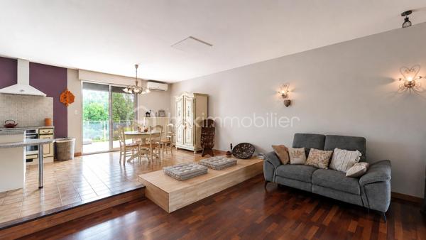 À quelques minutes d’Albi – Grande maison familiale avec piscine et jardin sans vis-à-vis

Vous cherchez de l’espace sans vous éloigner d’Albi ?

Située dans un environnement calme et recherché, cette maison familiale d’environ 168 m² offre un cadre de vie privilégié où chacun trouve sa place.

Dès l’entrée, vous découvrez des volumes agréables et une atmosphère chaleureuse. La pièce de vie lumineuse s’ouvre naturellement sur l’extérieur pour profiter pleinement des beaux jours.

La maison propose plusieurs espaces permettant de s’adapter à tous les projets de vie : grande famille, télétravail, espace indépendant pour adolescents, accueil des proches ou encore activité complémentaire.

Côté nuit, vous bénéficiez de plusieurs chambres confortables offrant fonctionnalité et intimité.

À l’extérieur, le terrain d’environ 2 000 m² constitue un véritable espace de respiration : jardin, piscine, moments en famille, repas entre amis… le tout sans vis-à-vis pour préserver votre tranquillité.

Les + :
✓ Environnement calme
✓ Proximité immédiate d’Albi
✓ Piscine
✓ Grand terrain
✓ Volumes généreux
✓ Maison idéale pour une famille ou un projet de vie évolutif

Une maison qui réunit espace, confort et qualité de vie dans un secteur recherché.

Contactez-moi pour découvrir tout son potentiel et organiser votre visite.
