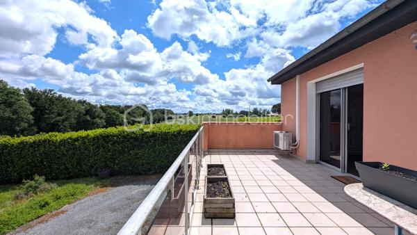 À quelques minutes d’Albi – Grande maison familiale avec piscine et jardin sans vis-à-vis

Vous cherchez de l’espace sans vous éloigner d’Albi ?

Située dans un environnement calme et recherché, cette maison familiale d’environ 168 m² offre un cadre de vie privilégié où chacun trouve sa place.

Dès l’entrée, vous découvrez des volumes agréables et une atmosphère chaleureuse. La pièce de vie lumineuse s’ouvre naturellement sur l’extérieur pour profiter pleinement des beaux jours.

La maison propose plusieurs espaces permettant de s’adapter à tous les projets de vie : grande famille, télétravail, espace indépendant pour adolescents, accueil des proches ou encore activité complémentaire.

Côté nuit, vous bénéficiez de plusieurs chambres confortables offrant fonctionnalité et intimité.

À l’extérieur, le terrain d’environ 2 000 m² constitue un véritable espace de respiration : jardin, piscine, moments en famille, repas entre amis… le tout sans vis-à-vis pour préserver votre tranquillité.

Les + :
✓ Environnement calme
✓ Proximité immédiate d’Albi
✓ Piscine
✓ Grand terrain
✓ Volumes généreux
✓ Maison idéale pour une famille ou un projet de vie évolutif

Une maison qui réunit espace, confort et qualité de vie dans un secteur recherché.

Contactez-moi pour découvrir tout son potentiel et organiser votre visite.