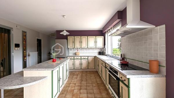 À quelques minutes d’Albi – Grande maison familiale avec piscine et jardin sans vis-à-vis

Vous cherchez de l’espace sans vous éloigner d’Albi ?

Située dans un environnement calme et recherché, cette maison familiale d’environ 168 m² offre un cadre de vie privilégié où chacun trouve sa place.

Dès l’entrée, vous découvrez des volumes agréables et une atmosphère chaleureuse. La pièce de vie lumineuse s’ouvre naturellement sur l’extérieur pour profiter pleinement des beaux jours.

La maison propose plusieurs espaces permettant de s’adapter à tous les projets de vie : grande famille, télétravail, espace indépendant pour adolescents, accueil des proches ou encore activité complémentaire.

Côté nuit, vous bénéficiez de plusieurs chambres confortables offrant fonctionnalité et intimité.

À l’extérieur, le terrain d’environ 2 000 m² constitue un véritable espace de respiration : jardin, piscine, moments en famille, repas entre amis… le tout sans vis-à-vis pour préserver votre tranquillité.

Les + :
✓ Environnement calme
✓ Proximité immédiate d’Albi
✓ Piscine
✓ Grand terrain
✓ Volumes généreux
✓ Maison idéale pour une famille ou un projet de vie évolutif

Une maison qui réunit espace, confort et qualité de vie dans un secteur recherché.

Contactez-moi pour découvrir tout son potentiel et organiser votre visite.