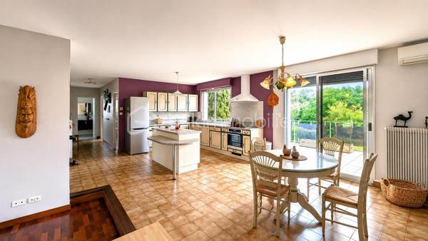 À quelques minutes d’Albi – Grande maison familiale avec piscine et jardin sans vis-à-vis

Vous cherchez de l’espace sans vous éloigner d’Albi ?

Située dans un environnement calme et recherché, cette maison familiale d’environ 168 m² offre un cadre de vie privilégié où chacun trouve sa place.

Dès l’entrée, vous découvrez des volumes agréables et une atmosphère chaleureuse. La pièce de vie lumineuse s’ouvre naturellement sur l’extérieur pour profiter pleinement des beaux jours.

La maison propose plusieurs espaces permettant de s’adapter à tous les projets de vie : grande famille, télétravail, espace indépendant pour adolescents, accueil des proches ou encore activité complémentaire.

Côté nuit, vous bénéficiez de plusieurs chambres confortables offrant fonctionnalité et intimité.

À l’extérieur, le terrain d’environ 2 000 m² constitue un véritable espace de respiration : jardin, piscine, moments en famille, repas entre amis… le tout sans vis-à-vis pour préserver votre tranquillité.

Les + :
✓ Environnement calme
✓ Proximité immédiate d’Albi
✓ Piscine
✓ Grand terrain
✓ Volumes généreux
✓ Maison idéale pour une famille ou un projet de vie évolutif

Une maison qui réunit espace, confort et qualité de vie dans un secteur recherché.

Contactez-moi pour découvrir tout son potentiel et organiser votre visite.