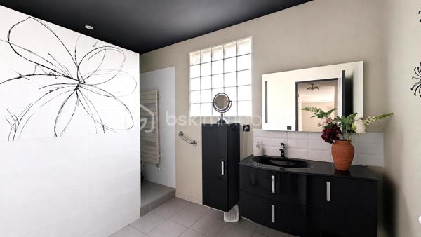 À quelques minutes d’Albi – Grande maison familiale avec piscine et jardin sans vis-à-vis

Vous cherchez de l’espace sans vous éloigner d’Albi ?

Située dans un environnement calme et recherché, cette maison familiale d’environ 168 m² offre un cadre de vie privilégié où chacun trouve sa place.

Dès l’entrée, vous découvrez des volumes agréables et une atmosphère chaleureuse. La pièce de vie lumineuse s’ouvre naturellement sur l’extérieur pour profiter pleinement des beaux jours.

La maison propose plusieurs espaces permettant de s’adapter à tous les projets de vie : grande famille, télétravail, espace indépendant pour adolescents, accueil des proches ou encore activité complémentaire.

Côté nuit, vous bénéficiez de plusieurs chambres confortables offrant fonctionnalité et intimité.

À l’extérieur, le terrain d’environ 2 000 m² constitue un véritable espace de respiration : jardin, piscine, moments en famille, repas entre amis… le tout sans vis-à-vis pour préserver votre tranquillité.

Les + :
✓ Environnement calme
✓ Proximité immédiate d’Albi
✓ Piscine
✓ Grand terrain
✓ Volumes généreux
✓ Maison idéale pour une famille ou un projet de vie évolutif

Une maison qui réunit espace, confort et qualité de vie dans un secteur recherché.

Contactez-moi pour découvrir tout son potentiel et organiser votre visite.