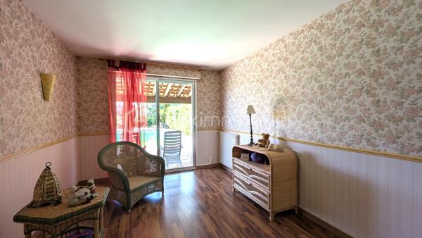 À quelques minutes d’Albi – Grande maison familiale avec piscine et jardin sans vis-à-vis

Vous cherchez de l’espace sans vous éloigner d’Albi ?

Située dans un environnement calme et recherché, cette maison familiale d’environ 168 m² offre un cadre de vie privilégié où chacun trouve sa place.

Dès l’entrée, vous découvrez des volumes agréables et une atmosphère chaleureuse. La pièce de vie lumineuse s’ouvre naturellement sur l’extérieur pour profiter pleinement des beaux jours.

La maison propose plusieurs espaces permettant de s’adapter à tous les projets de vie : grande famille, télétravail, espace indépendant pour adolescents, accueil des proches ou encore activité complémentaire.

Côté nuit, vous bénéficiez de plusieurs chambres confortables offrant fonctionnalité et intimité.

À l’extérieur, le terrain d’environ 2 000 m² constitue un véritable espace de respiration : jardin, piscine, moments en famille, repas entre amis… le tout sans vis-à-vis pour préserver votre tranquillité.

Les + :
✓ Environnement calme
✓ Proximité immédiate d’Albi
✓ Piscine
✓ Grand terrain
✓ Volumes généreux
✓ Maison idéale pour une famille ou un projet de vie évolutif

Une maison qui réunit espace, confort et qualité de vie dans un secteur recherché.

Contactez-moi pour découvrir tout son potentiel et organiser votre visite.