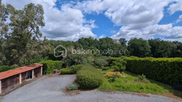 À quelques minutes d’Albi – Grande maison familiale avec piscine et jardin sans vis-à-vis

Vous cherchez de l’espace sans vous éloigner d’Albi ?

Située dans un environnement calme et recherché, cette maison familiale d’environ 168 m² offre un cadre de vie privilégié où chacun trouve sa place.

Dès l’entrée, vous découvrez des volumes agréables et une atmosphère chaleureuse. La pièce de vie lumineuse s’ouvre naturellement sur l’extérieur pour profiter pleinement des beaux jours.

La maison propose plusieurs espaces permettant de s’adapter à tous les projets de vie : grande famille, télétravail, espace indépendant pour adolescents, accueil des proches ou encore activité complémentaire.

Côté nuit, vous bénéficiez de plusieurs chambres confortables offrant fonctionnalité et intimité.

À l’extérieur, le terrain d’environ 2 000 m² constitue un véritable espace de respiration : jardin, piscine, moments en famille, repas entre amis… le tout sans vis-à-vis pour préserver votre tranquillité.

Les + :
✓ Environnement calme
✓ Proximité immédiate d’Albi
✓ Piscine
✓ Grand terrain
✓ Volumes généreux
✓ Maison idéale pour une famille ou un projet de vie évolutif

Une maison qui réunit espace, confort et qualité de vie dans un secteur recherché.

Contactez-moi pour découvrir tout son potentiel et organiser votre visite.