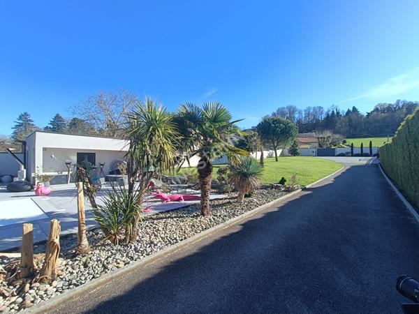 Villa de prestige au centre d'Heyrieux sur 2148 m² de terrain paysagé avec piscine