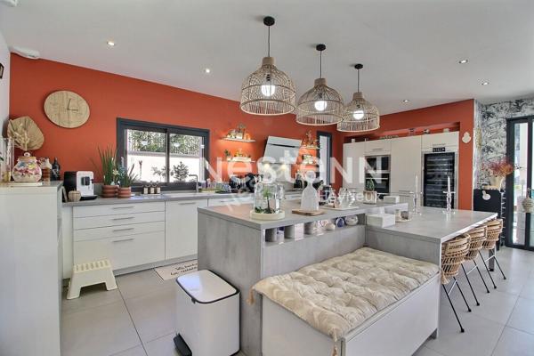 Villa de prestige au centre d'Heyrieux sur 2148 m² de terrain paysagé avec piscine
