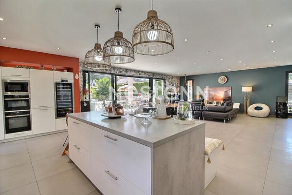 Villa de prestige au centre d'Heyrieux sur 2148 m² de terrain paysagé avec piscine