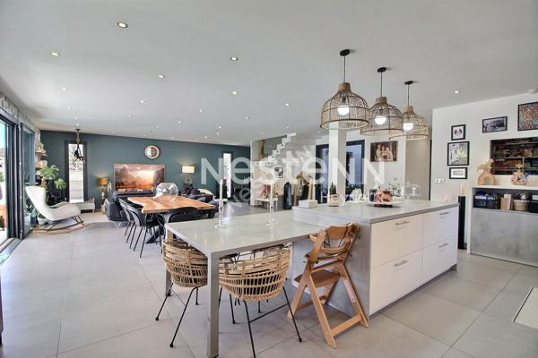 Villa de prestige au centre d'Heyrieux sur 2148 m² de terrain paysagé avec piscine