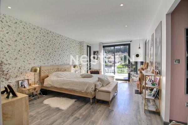 Villa de prestige au centre d'Heyrieux sur 2148 m² de terrain paysagé avec piscine