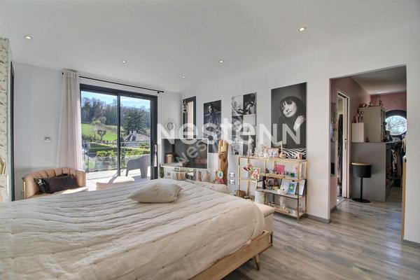 Villa de prestige au centre d'Heyrieux sur 2148 m² de terrain paysagé avec piscine