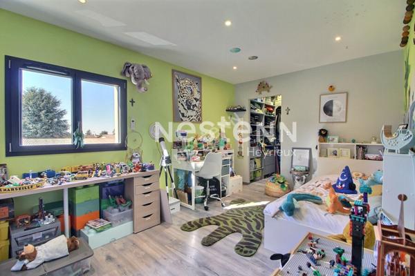 Villa de prestige au centre d'Heyrieux sur 2148 m² de terrain paysagé avec piscine