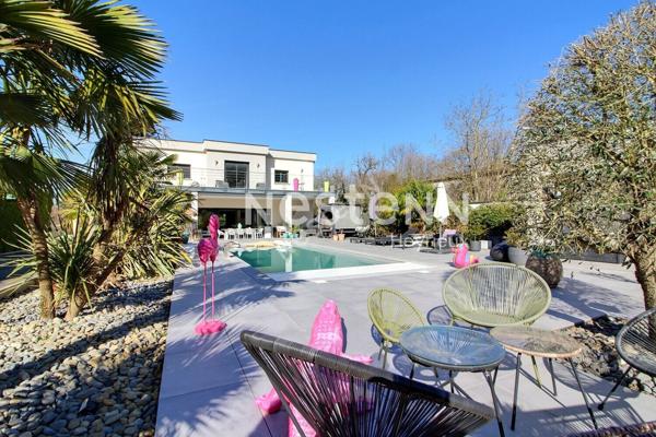 Villa de prestige au centre d'Heyrieux sur 2148 m² de terrain paysagé avec piscine