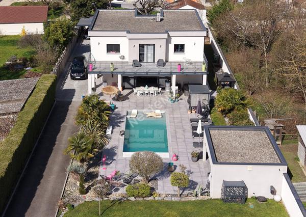 Villa de prestige au centre d'Heyrieux sur 2148 m² de terrain paysagé avec piscine