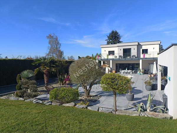 Villa de prestige au centre d'Heyrieux sur 2148 m² de terrain paysagé avec piscine
