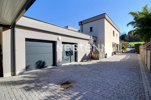 Villa de prestige au centre d'Heyrieux sur 2148 m² de terrain paysagé avec piscine