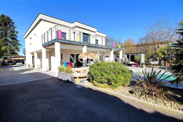 Villa de prestige au centre d'Heyrieux sur 2148 m² de terrain paysagé avec piscine