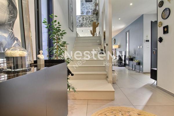 Villa de prestige au centre d'Heyrieux sur 2148 m² de terrain paysagé avec piscine