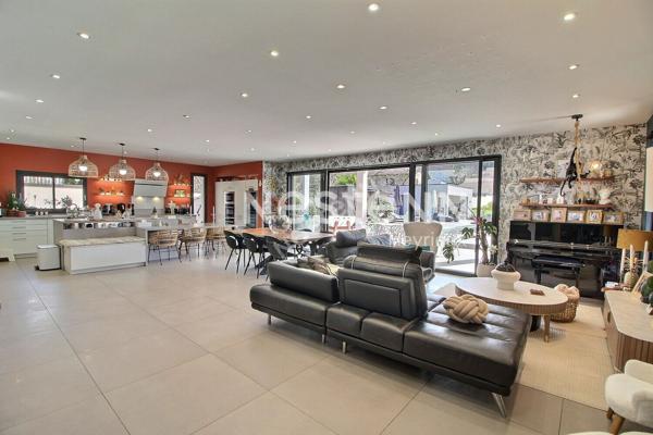 Villa de prestige au centre d'Heyrieux sur 2148 m² de terrain paysagé avec piscine
