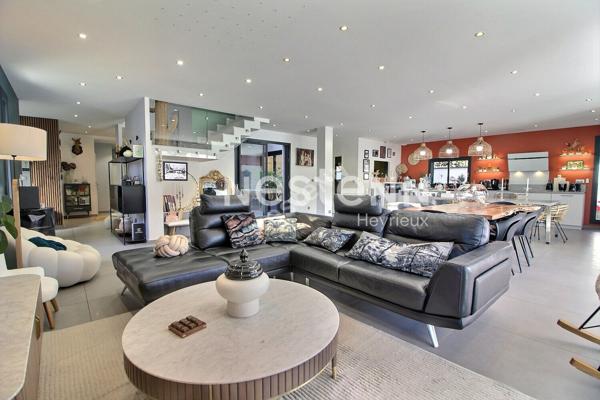 Villa de prestige au centre d'Heyrieux sur 2148 m² de terrain paysagé avec piscine