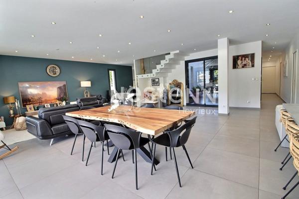 Villa de prestige au centre d'Heyrieux sur 2148 m² de terrain paysagé avec piscine