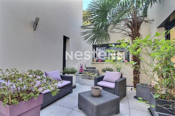 Villa de prestige au centre d'Heyrieux sur 2148 m² de terrain paysagé avec piscine