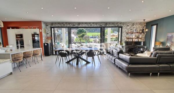 Villa de prestige au centre d'Heyrieux sur 2148 m² de terrain paysagé avec piscine