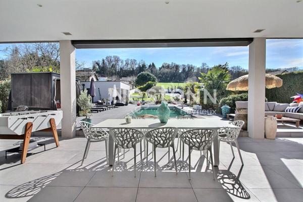 Villa de prestige au centre d'Heyrieux sur 2148 m² de terrain paysagé avec piscine