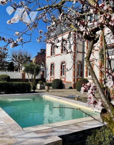 ETABLES-SUR-MER PROPRIETE SUR PARC AVEC PISCINE PROCHE PLAGE ET COMMERCES DANS QUARTIER RESIDENTIEL