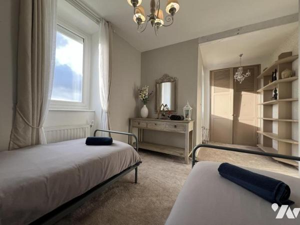 ETABLES-SUR-MER PROPRIETE SUR PARC AVEC PISCINE PROCHE PLAGE ET COMMERCES DANS QUARTIER RESIDENTIEL