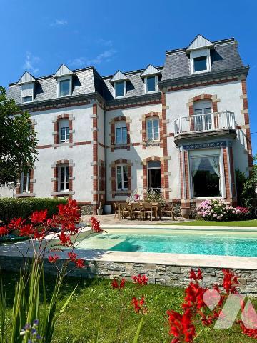 ETABLES-SUR-MER PROPRIETE SUR PARC AVEC PISCINE PROCHE PLAGE ET COMMERCES DANS QUARTIER RESIDENTIEL