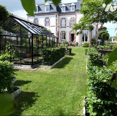 ETABLES-SUR-MER PROPRIETE SUR PARC AVEC PISCINE PROCHE PLAGE ET COMMERCES DANS QUARTIER RESIDENTIEL