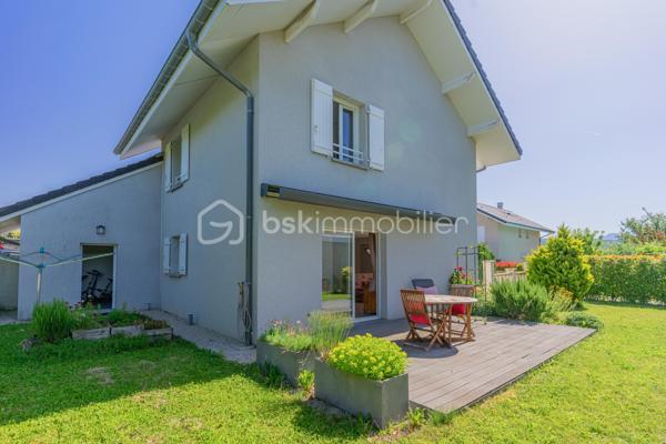 Située dans un quartier résidentiel calme et recherché de La Balme‑de‑Sillingy, cette maison individuelle construite en 2013 offre un cadre de vie agréable, lumineux et parfaitement adapté à une vie de famille. En excellent état général, elle séduit par ses espaces fonctionnels, son confort et ses extérieurs soigneusement aménagés.

Une belle pièce de vie lumineuse, ouverte sur l’extérieur
Une cuisine conviviale
3 chambres
Une salle de bains
2 WC indépendants
Un garage attenant avec espace de rangement

À l’extérieur, vous profiterez d’une agréable terrasse en bois, idéale pour les repas en famille ou entre amis, ainsi que d’un jardin plat et arboré, facile d’entretien et parfaitement adapté aux enfants.

Les atouts :
✓ Maison récente (2013)
✓ Aucun travaux à prévoir
✓ Terrasse exposée & jardin privatif
✓ Garage attenant
✓ Quartier calme et résidentiel
✓ Proximité commerces, écoles et axes principaux
✓ Bonne performance énergétique (DPE C – GES A)

Une maison clé en main, idéale pour une famille ou un jeune couple souhaitant profiter du confort d’une construction récente dans un environnement paisible, à seulement quelques minutes d’Annecy.

📞 Contactez‑moi pour plus d’informations ou pour organiser une visite.