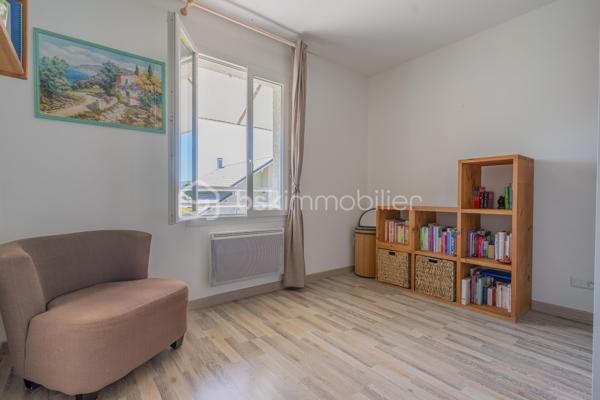 Située dans un quartier résidentiel calme et recherché de La Balme‑de‑Sillingy, cette maison individuelle construite en 2013 offre un cadre de vie agréable, lumineux et parfaitement adapté à une vie de famille. En excellent état général, elle séduit par ses espaces fonctionnels, son confort et ses extérieurs soigneusement aménagés.

Une belle pièce de vie lumineuse, ouverte sur l’extérieur
Une cuisine conviviale
3 chambres
Une salle de bains
2 WC indépendants
Un garage attenant avec espace de rangement

À l’extérieur, vous profiterez d’une agréable terrasse en bois, idéale pour les repas en famille ou entre amis, ainsi que d’un jardin plat et arboré, facile d’entretien et parfaitement adapté aux enfants.

Les atouts :
✓ Maison récente (2013)
✓ Aucun travaux à prévoir
✓ Terrasse exposée & jardin privatif
✓ Garage attenant
✓ Quartier calme et résidentiel
✓ Proximité commerces, écoles et axes principaux
✓ Bonne performance énergétique (DPE C – GES A)

Une maison clé en main, idéale pour une famille ou un jeune couple souhaitant profiter du confort d’une construction récente dans un environnement paisible, à seulement quelques minutes d’Annecy.

📞 Contactez‑moi pour plus d’informations ou pour organiser une visite.
