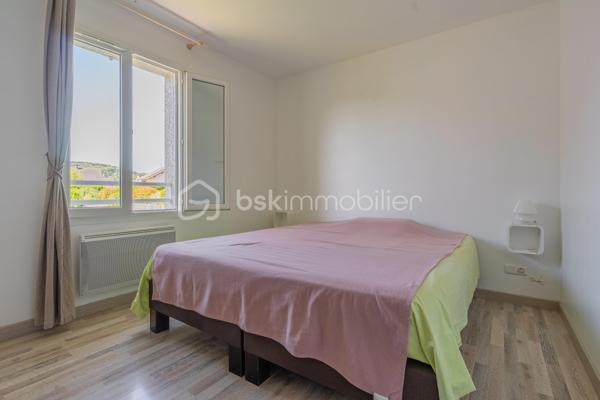 Située dans un quartier résidentiel calme et recherché de La Balme‑de‑Sillingy, cette maison individuelle construite en 2013 offre un cadre de vie agréable, lumineux et parfaitement adapté à une vie de famille. En excellent état général, elle séduit par ses espaces fonctionnels, son confort et ses extérieurs soigneusement aménagés.

Une belle pièce de vie lumineuse, ouverte sur l’extérieur
Une cuisine conviviale
3 chambres
Une salle de bains
2 WC indépendants
Un garage attenant avec espace de rangement

À l’extérieur, vous profiterez d’une agréable terrasse en bois, idéale pour les repas en famille ou entre amis, ainsi que d’un jardin plat et arboré, facile d’entretien et parfaitement adapté aux enfants.

Les atouts :
✓ Maison récente (2013)
✓ Aucun travaux à prévoir
✓ Terrasse exposée & jardin privatif
✓ Garage attenant
✓ Quartier calme et résidentiel
✓ Proximité commerces, écoles et axes principaux
✓ Bonne performance énergétique (DPE C – GES A)

Une maison clé en main, idéale pour une famille ou un jeune couple souhaitant profiter du confort d’une construction récente dans un environnement paisible, à seulement quelques minutes d’Annecy.

📞 Contactez‑moi pour plus d’informations ou pour organiser une visite.