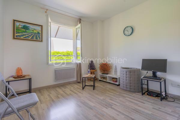 Située dans un quartier résidentiel calme et recherché de La Balme‑de‑Sillingy, cette maison individuelle construite en 2013 offre un cadre de vie agréable, lumineux et parfaitement adapté à une vie de famille. En excellent état général, elle séduit par ses espaces fonctionnels, son confort et ses extérieurs soigneusement aménagés.

Une belle pièce de vie lumineuse, ouverte sur l’extérieur
Une cuisine conviviale
3 chambres
Une salle de bains
2 WC indépendants
Un garage attenant avec espace de rangement

À l’extérieur, vous profiterez d’une agréable terrasse en bois, idéale pour les repas en famille ou entre amis, ainsi que d’un jardin plat et arboré, facile d’entretien et parfaitement adapté aux enfants.

Les atouts :
✓ Maison récente (2013)
✓ Aucun travaux à prévoir
✓ Terrasse exposée & jardin privatif
✓ Garage attenant
✓ Quartier calme et résidentiel
✓ Proximité commerces, écoles et axes principaux
✓ Bonne performance énergétique (DPE C – GES A)

Une maison clé en main, idéale pour une famille ou un jeune couple souhaitant profiter du confort d’une construction récente dans un environnement paisible, à seulement quelques minutes d’Annecy.

📞 Contactez‑moi pour plus d’informations ou pour organiser une visite.