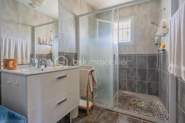 Située dans un quartier résidentiel calme et recherché de La Balme‑de‑Sillingy, cette maison individuelle construite en 2013 offre un cadre de vie agréable, lumineux et parfaitement adapté à une vie de famille. En excellent état général, elle séduit par ses espaces fonctionnels, son confort et ses extérieurs soigneusement aménagés.

Une belle pièce de vie lumineuse, ouverte sur l’extérieur
Une cuisine conviviale
3 chambres
Une salle de bains
2 WC indépendants
Un garage attenant avec espace de rangement

À l’extérieur, vous profiterez d’une agréable terrasse en bois, idéale pour les repas en famille ou entre amis, ainsi que d’un jardin plat et arboré, facile d’entretien et parfaitement adapté aux enfants.

Les atouts :
✓ Maison récente (2013)
✓ Aucun travaux à prévoir
✓ Terrasse exposée & jardin privatif
✓ Garage attenant
✓ Quartier calme et résidentiel
✓ Proximité commerces, écoles et axes principaux
✓ Bonne performance énergétique (DPE C – GES A)

Une maison clé en main, idéale pour une famille ou un jeune couple souhaitant profiter du confort d’une construction récente dans un environnement paisible, à seulement quelques minutes d’Annecy.

📞 Contactez‑moi pour plus d’informations ou pour organiser une visite.