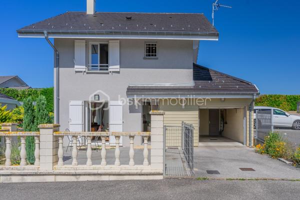 Située dans un quartier résidentiel calme et recherché de La Balme‑de‑Sillingy, cette maison individuelle construite en 2013 offre un cadre de vie agréable, lumineux et parfaitement adapté à une vie de famille. En excellent état général, elle séduit par ses espaces fonctionnels, son confort et ses extérieurs soigneusement aménagés.

Une belle pièce de vie lumineuse, ouverte sur l’extérieur
Une cuisine conviviale
3 chambres
Une salle de bains
2 WC indépendants
Un garage attenant avec espace de rangement

À l’extérieur, vous profiterez d’une agréable terrasse en bois, idéale pour les repas en famille ou entre amis, ainsi que d’un jardin plat et arboré, facile d’entretien et parfaitement adapté aux enfants.

Les atouts :
✓ Maison récente (2013)
✓ Aucun travaux à prévoir
✓ Terrasse exposée & jardin privatif
✓ Garage attenant
✓ Quartier calme et résidentiel
✓ Proximité commerces, écoles et axes principaux
✓ Bonne performance énergétique (DPE C – GES A)

Une maison clé en main, idéale pour une famille ou un jeune couple souhaitant profiter du confort d’une construction récente dans un environnement paisible, à seulement quelques minutes d’Annecy.

📞 Contactez‑moi pour plus d’informations ou pour organiser une visite.